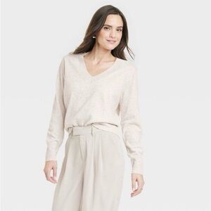 Women's Oatmeal Fine Gauge V-Neck Sweater